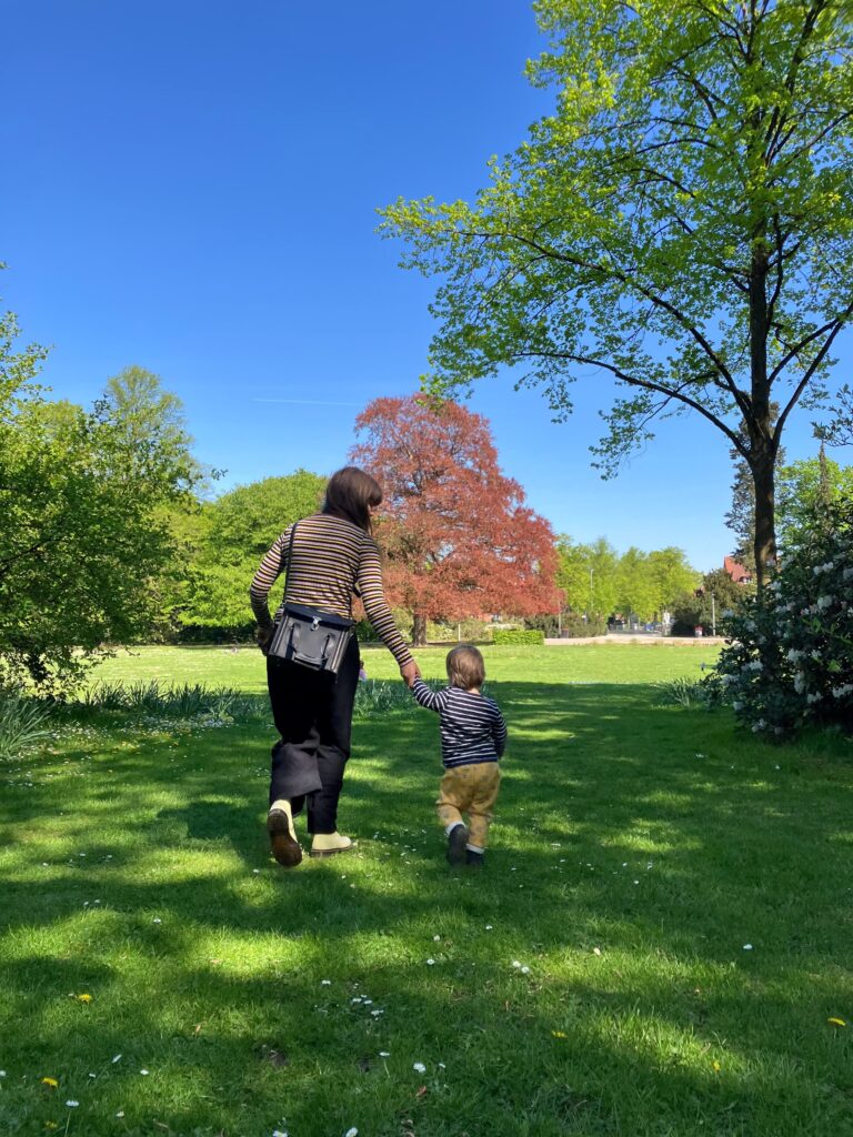 Julia mit Sohn, laufend von hinten
